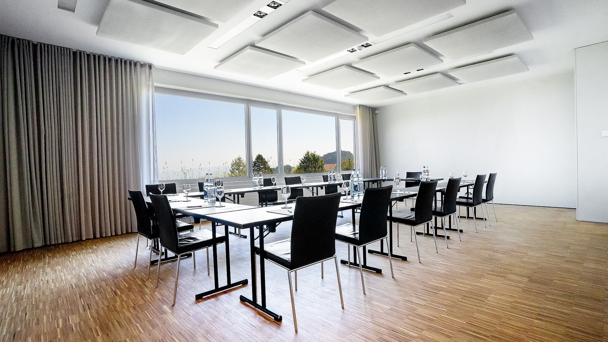 Grosser Seminarraum mit 12 Plätzen und Sicht über Bodensee