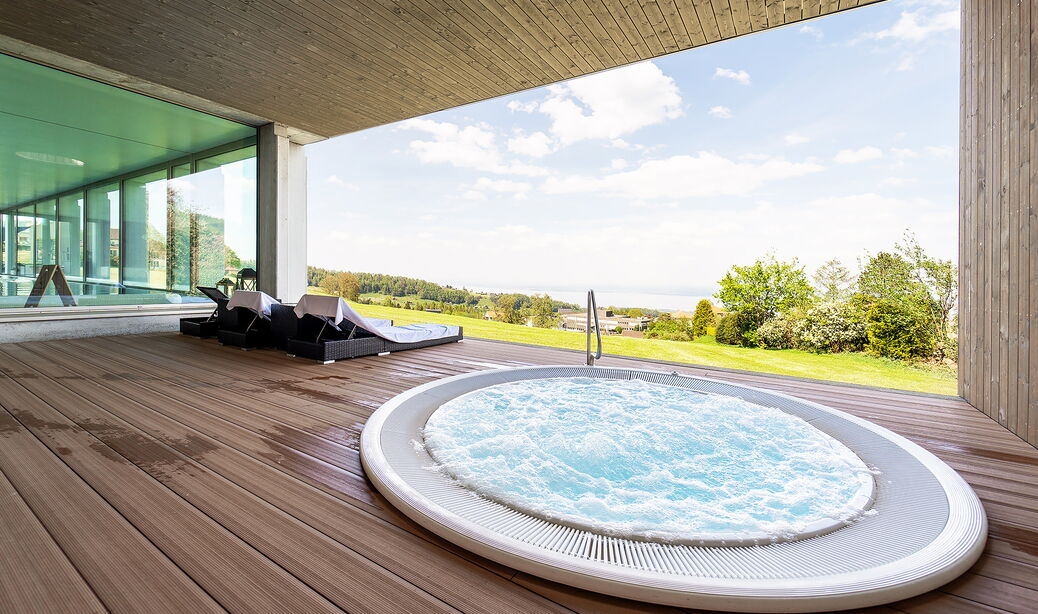 Runder Aussenwhirlpool auf Terrasse mit Aussicht über Bodensee